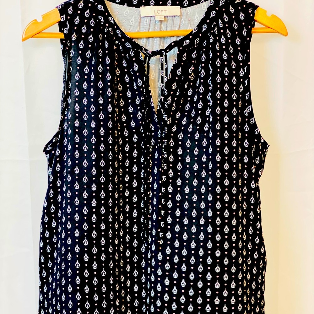 LOFT SLEEVELESS ADORABLE DESIGN TOP.